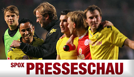 Heile Welt - BVB-Trainer Klopp (2.v.l.) pflegt einen herzlichen Umgang mit seinen Spielern