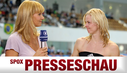 Franziska van Almsick (l.) ist als Moderatorin der ARD Sportschau im Gespräch