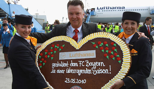 Lufthansa überreicht Bayern-Trainer Louis van Gaal das Glückwunschherz am Münchner Flughafen