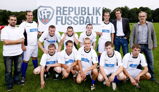 Im Beisein von Reinhold Beckmann und Helmut Schulte fiel der Startschuss zur "Republik Fußball"