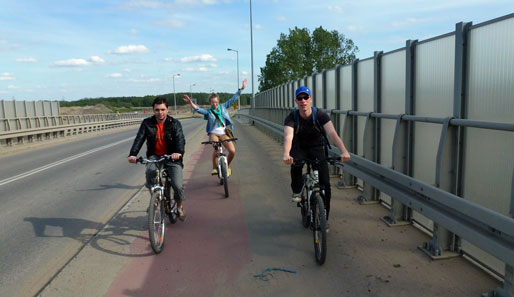 Radtouren machen in polnischen Städten nur halb so viel Spaß, wie uns die freihändig fahrende Dolmetscherin hier vormachen will