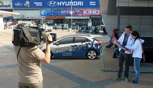 Ein Fernsehteam aus der Ukraine führte mit den Hyundai Fan Scouts ein Experten-Interview
