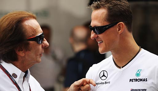 Ein Gespräch unter Meistern: Emerson Fittipaldi (l.) und Michael Schumacher fachsimpeln, denn...