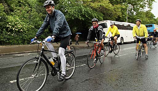 Laureus-Botschafter Michael Vaughan (l.) war drei Tage lang auf dem Rad unterwegs