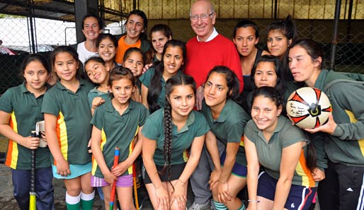 Fußball-Legende Sir Bobby Charlton besuchte zwei Laureus-Sportprojekte in Argentinien