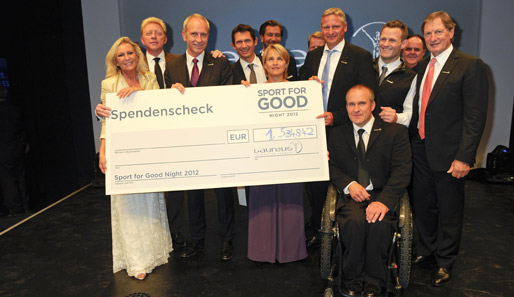 Scheckübergabe bei der Laureus Sport for Good Night: 1,5 Mio. Euro wurden 2012 schon gespendet