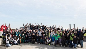 Gruppenbild am Olympiastadion: Das Laureus Jugendcamp in Berlin war ein voller Erfolg