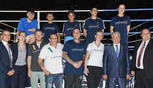 Joachim Gauck (3.v.r.) empfängt das Laureus Projekt KICK im Boxring