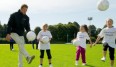 Ex-Nationalkeeper Jens Lehmann zeigte als Schirmherr des Projekts "Kicking Girls", dass er noch immer mit der Kugel umgehen kann