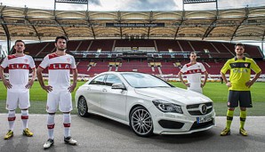 Die VfB-Profis vor dem neuen Mercedes-Benz CLA