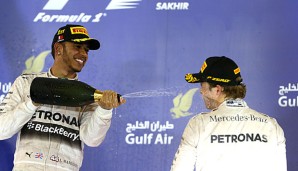 Lewis Hamilton und Nico Rosberg freuen sich über den guten Saisonstart in der Formel 1