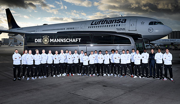 Das DFB-Team posiert vor dem neuen Mannschaftsbus