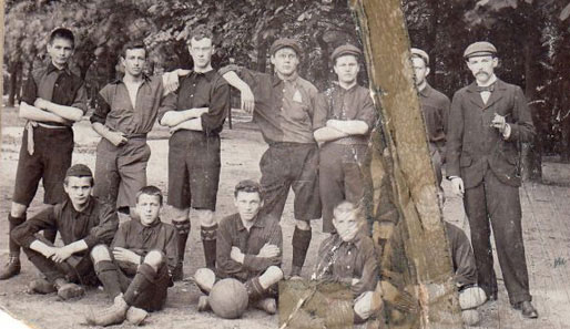 Das erste Mannschaftsfoto: Der Karlsruher FV auf dem Engländerplatz im Jahr 1892