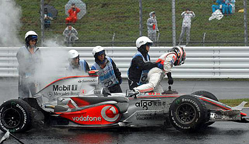 In der 42. Runde verliert Alonso im Regen die Kontrolle über seinen Boliden und fliegt in die Streckenbegrenzung