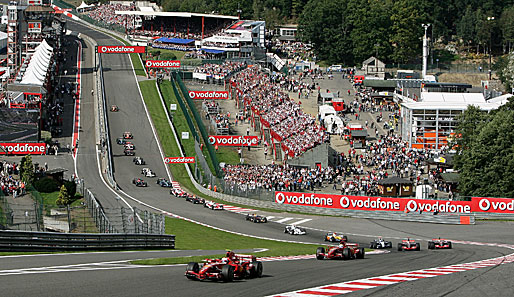 Nach einem Jahr Pause kehrt die Formel 1 nach Spa zurück. Hier kommen sich Alonso und Hamilton in der Eau Rouge bedrohlich nahe