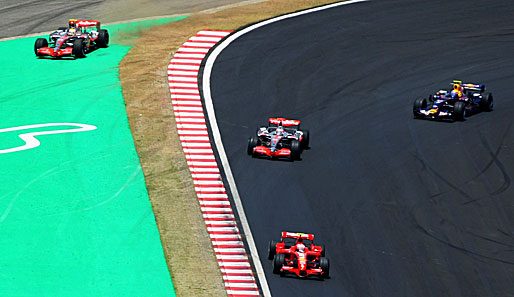Vorentscheidung in Brasilien: Kurz nach dem Start rutscht Lewis Hamilton von der Strecke. Nach einem Defekt wird er am Ende Siebter