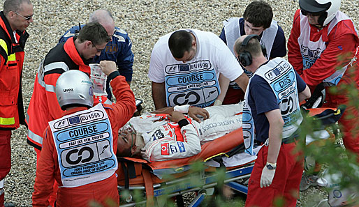 Schrecksekunde für Lewis Hamilton am Nürburgring: Während des Trainings fliegt er im Michael-Schumacher-S ab und schlägt in die Reifenstapel ein