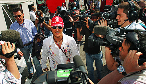 Michael Schumacher kehrt in Spanien erstmals nach seinem Rücktritt an die Rennstrecke zurück und unterstützt Ferrari als Berater
