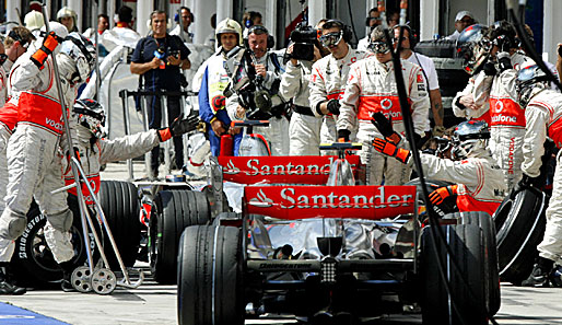 Beim Qualifying in Ungarn blockiert Alonso die McLaren-Box und verhindert damit Lewis Hamiltons letzten Angriff auf die Pole Position