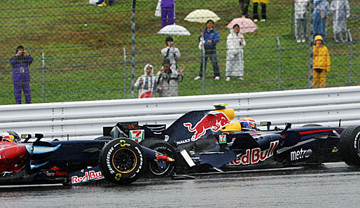 Dramatische Szenen hinter dem Safety-Car. Der sensationell auf Platz drei liegende Sebastian Vettel kracht ins Heck von Mark Webber. Beide fallen aus