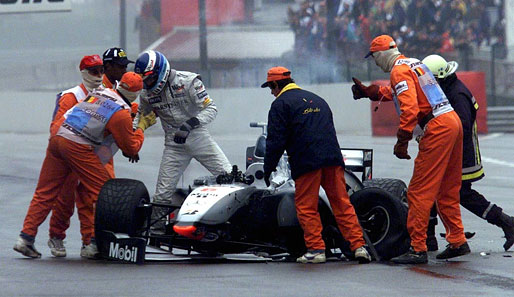 Häkkinen scheidet aus. Später folgt der legendäre Crash zwischen Schumi und David Coulthard