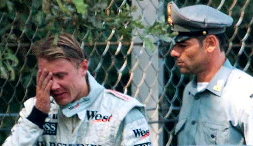 Unscharf aber selten: Ein Bild von Häkkinens Tränen nach dem Ausfall in Monza