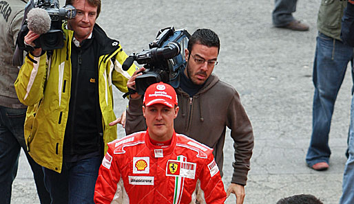 Nach 387 Tagen testet Michael Schumacher wieder für Ferrari. Schon bei seiner Ankunft in Barcelona herrscht großes Medieninteresse