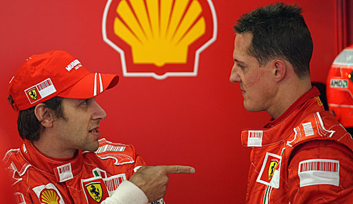 Testfahrer unter sich: Luca Badoer (l.) im Gespräch mit Michael Schumacher