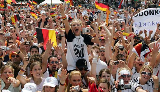 FANS: Millionen strömten während der WM 2006 auf die Fanmeilen. Die Hysterie in Deutschland pushte die DFB-Elf bis ins Halbfinale