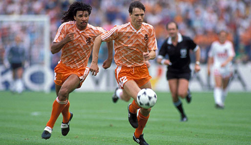 HISTORIE: EM-Finale 1988 in München: Die Niederlande holen angeführt vom Traumpaar Marco van Basten (r.) und Ruud Gullit ihren einzigen großen Titel