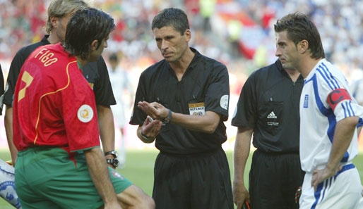 HISTORIE: Dr. Markus Merk pfiff das EM-Finale 2004 - Charisteas' Kopfballtreffer entschied die Partie und Portugal wurde Zweiter
