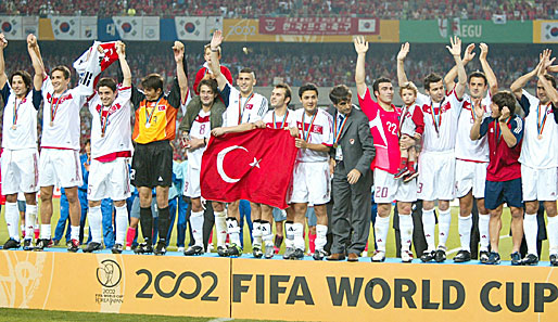 HISTORIE: Bei der WM 2002 in Japan und Südkorea werden die Türken Dritter