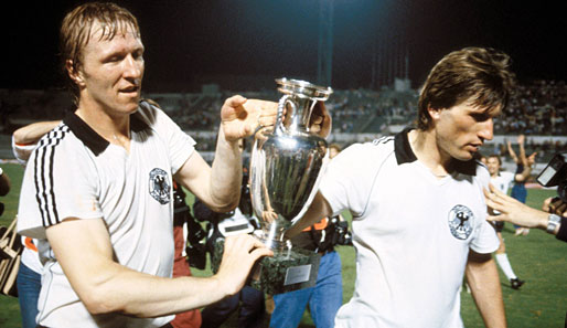 EM 1980 in Italien: Endspielheld Horst Hrubesch, der Pokal und Manfred Kaltz