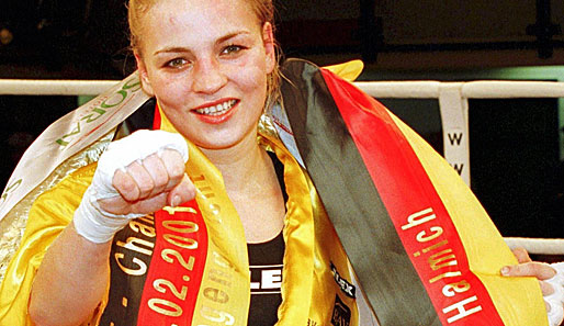 24. Februar 2001: In Hamburg verteidigt Halmich ihren Titel durch technischen K.o. in der dritten Runde gegen Szilivia Csicsely