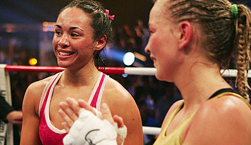 2004 wird es im Kampf gegen Elena Reid richtig eng: Halmich behält ihren Titel aber durch ein glückliches Unentschieden