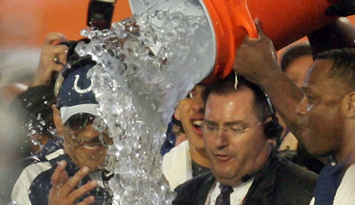4. Februar: Gatorade-Dusche für Coach Tony Dungy nach dem Superbowl-Triumph seiner Indianapolis Colts gegen die Chicago Bears