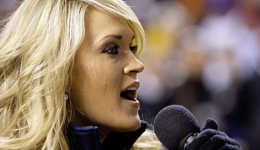 Auch Quarterback-Kollege Tony Romo hat Bindungsprobleme. Die letzten 6 Monate im Schnelldurchgang: Zunächst Carrie Underwood...