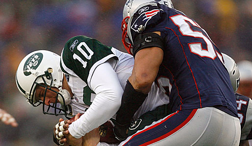 Week 15: New England Patriots - New York Jets 20:10. Junior Seau (r.) sackte Quarterback Chad Pennington