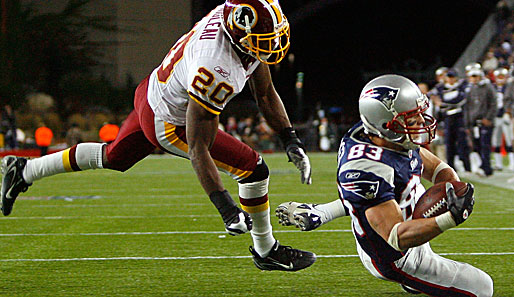 Week 8: New England Patriots - Washington Redskins 52:7. Wes Welker (r.) hatte das Ei sicher im Griff