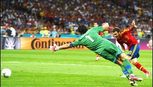 Den 4:0-Endstand besorgte Juan Mata (r.). Gianluigi Buffon im Tor der Italiener war auch beim vierten Treffer chancenlos