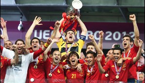 So schnappte sich Spanien nach dem Gewinn der EM 2008 und der WM 2010 auch den EM-Titel 2012 und schrieb wieder einmal Geschichte