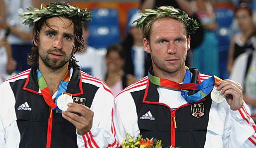 Rainer Schüttler nach dem olympischen Finale im Doppel 2004 in Athen: Leicht bedröppelt neben Nicolas Kiefer, aber immerhin Silber
