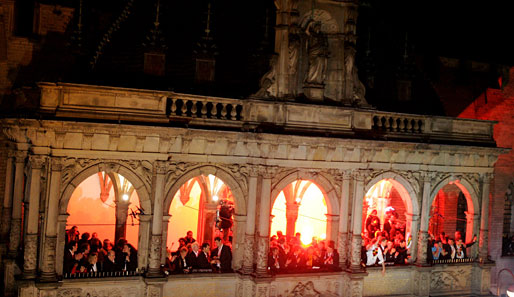 Nach der Partie in der Halle folgte die Partie in der Domstadt. Der Kölner Rathausbalkon stand beinahe buchstäblich in Flammen.