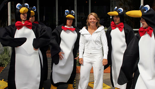 Die Australierin Casey Dellacqua unter lauter "Pinguinen"...