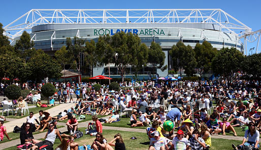 Abhängen vor der Rod Laver Arena, für die einzigartige Atmosphäre ist Melbourne berühmt