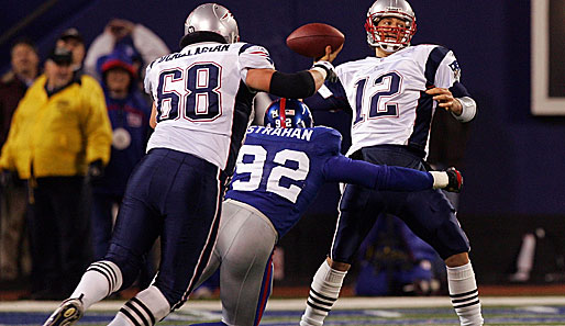 Im Super Bowl wird Strahan (M.) wieder Jagd auf New Englands Quarterback Tom Brady machen. Am letzten Spieltag gab es eine 35:38-Pleite gegen die Pats