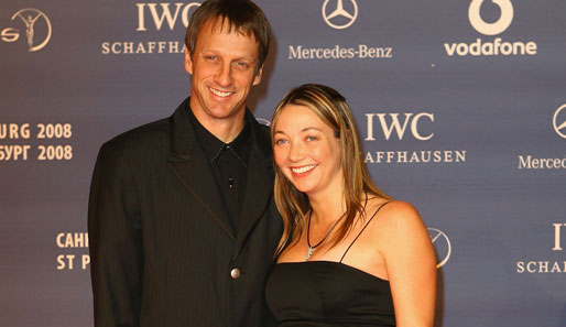 Skateboard-Weltmeister Tony Hawk mit seiner schwangeren Frau