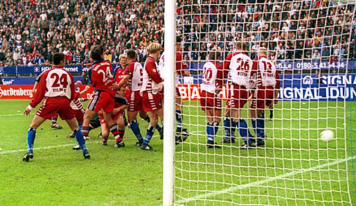 Mit diesem indirekten Freistoß erzielt Patrik Andersson den 1:1-Ausgleich gegen den HSV und schießt die Bayern zum Last-Minute-Titel