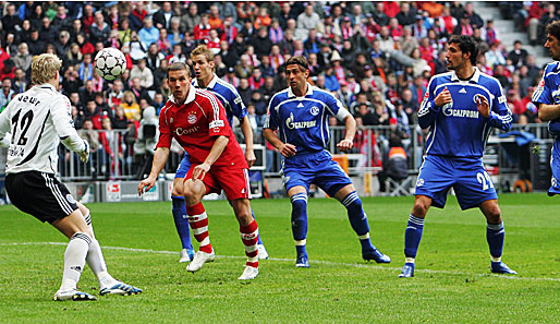 Saison 2006/07, 2:0-Heimsieg für die Bayern. Lukas Podolski versucht sich hier gegen fünf Schalker