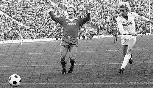 24.9.1977: Kaum ein Jahr später die Revanche. Hannes Bongartz' Eigentor zum 7:1 im Olympiastadion. Kalle Rummenigge freut's